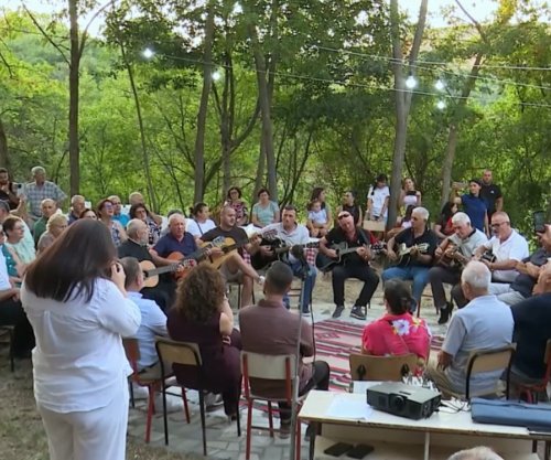 Serenatat e Ziçishtit, tradita që i reziston kohës