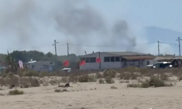 Zjarri riaktivizohet pranë Vlorës, dy avionë në aksion për shuarjen e flakëve