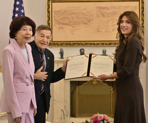 Joe DioGuardi dhe Shirley Cloyes DioGuardi marrin shtetësinë e Kosovës