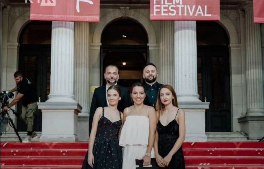 dua-sjell-ne-ekran-historine-e-kosoves-premiere-ne-prifest