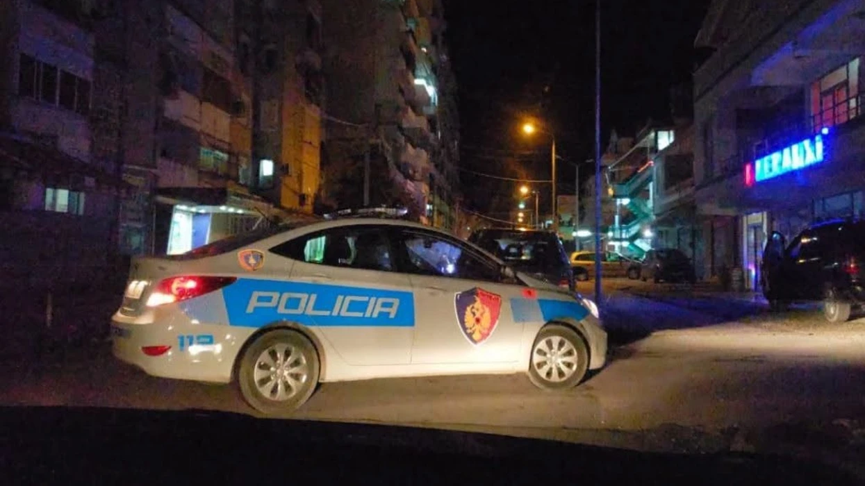 E rëndë në Lushnjë, djali vret nënën dhe plagos rëndë të atin