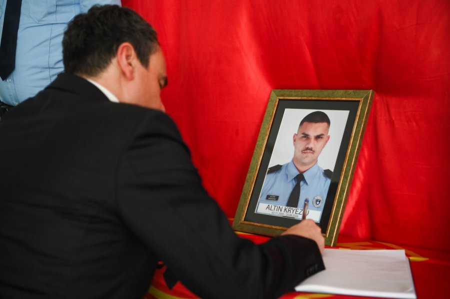 Kurti vizitoi për ngushëllime familjen e zyrtarit policor Altin Kryeziu