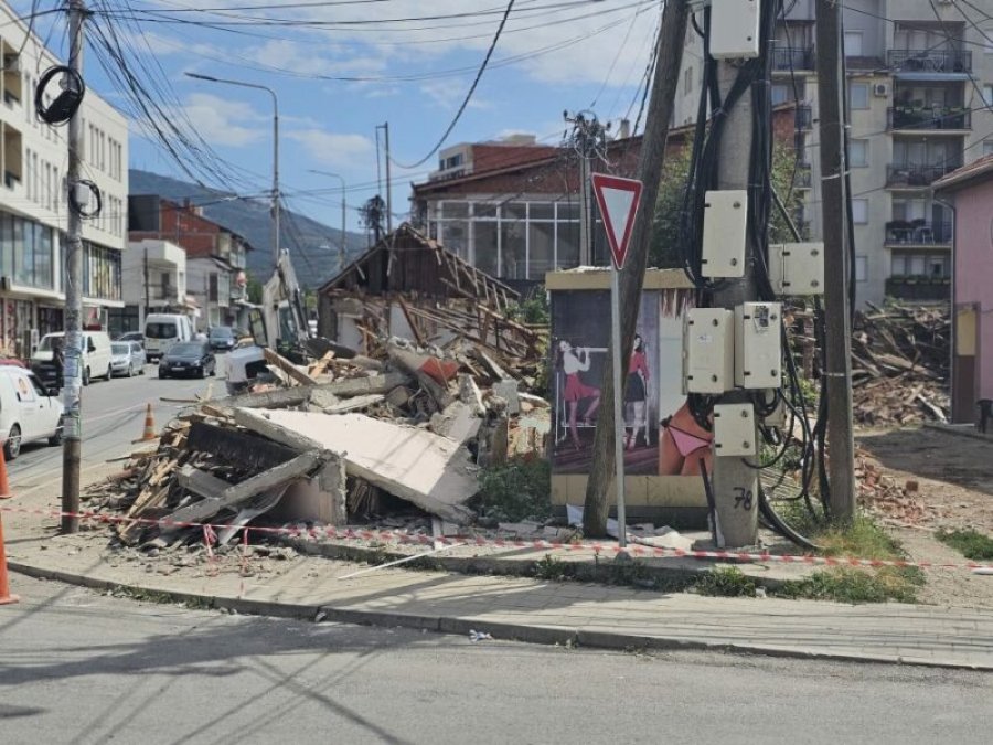 Zyrtarë të Komunës së Mitrovicës së Veriut përfundojnë në Polici, tensione rreth prishjes së disa objekteve