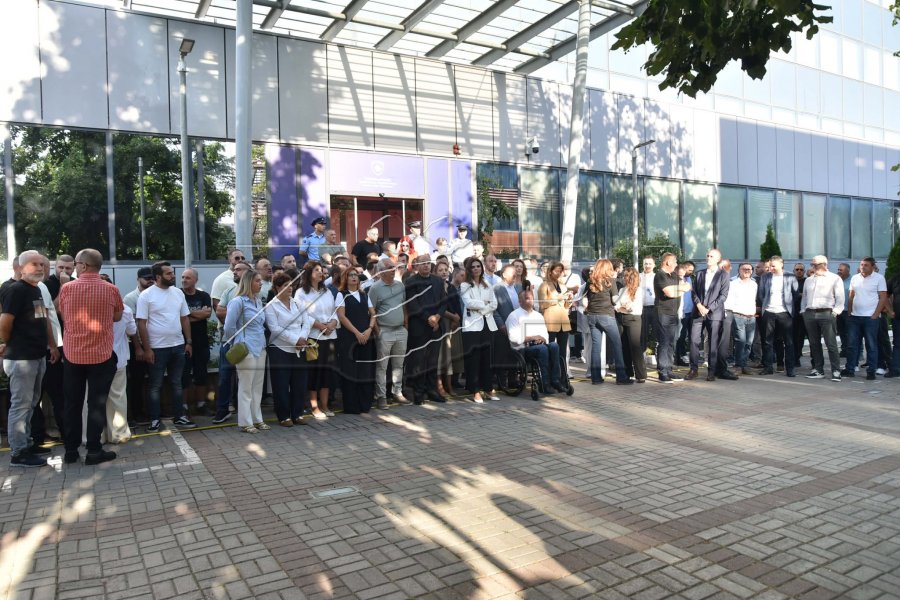 Asamblistë, drejtorë e aktivistë të PDK-së i bashkohen protestës para Qeverisë [foto]
