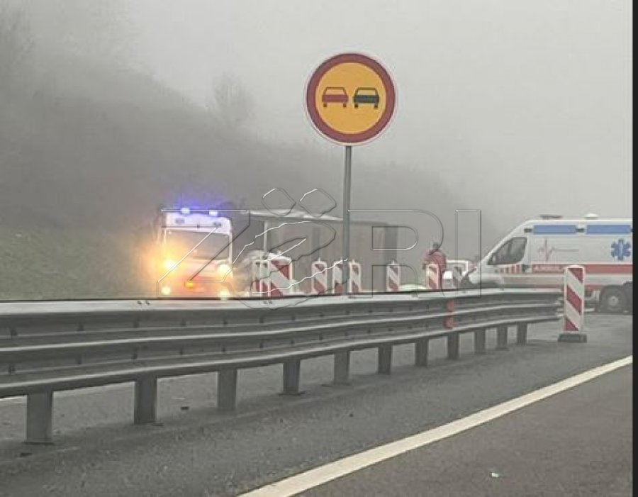 Përplasen dy kamionë në autostradën “Ibrahim Rugova”, dy të lënduar