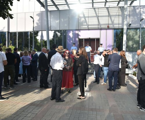 PDK-ja bashkë me asamblistë, drejtorë e aktivistë nga komuna e Mitrovicës bllokojnë hyrjen e Qeverisë