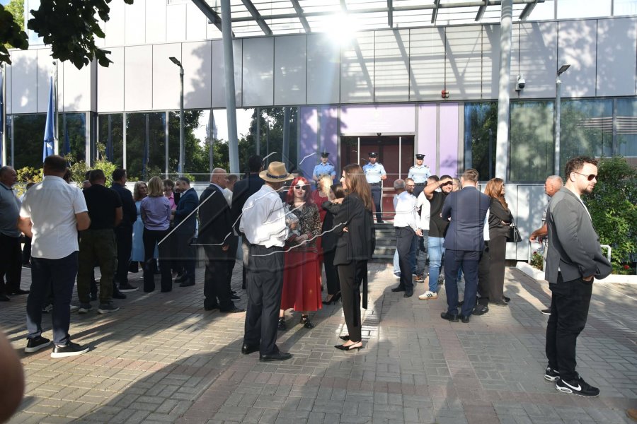 PDK-ja bashkë me asamblistë, drejtorë e aktivistë nga komuna e Mitrovicës bllokojnë hyrjen e Qeverisë