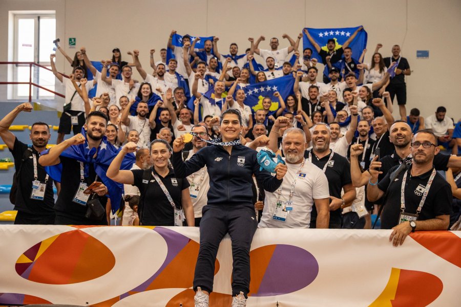 Haxhiu uron Donjeta Sadikun për medaljen e artë