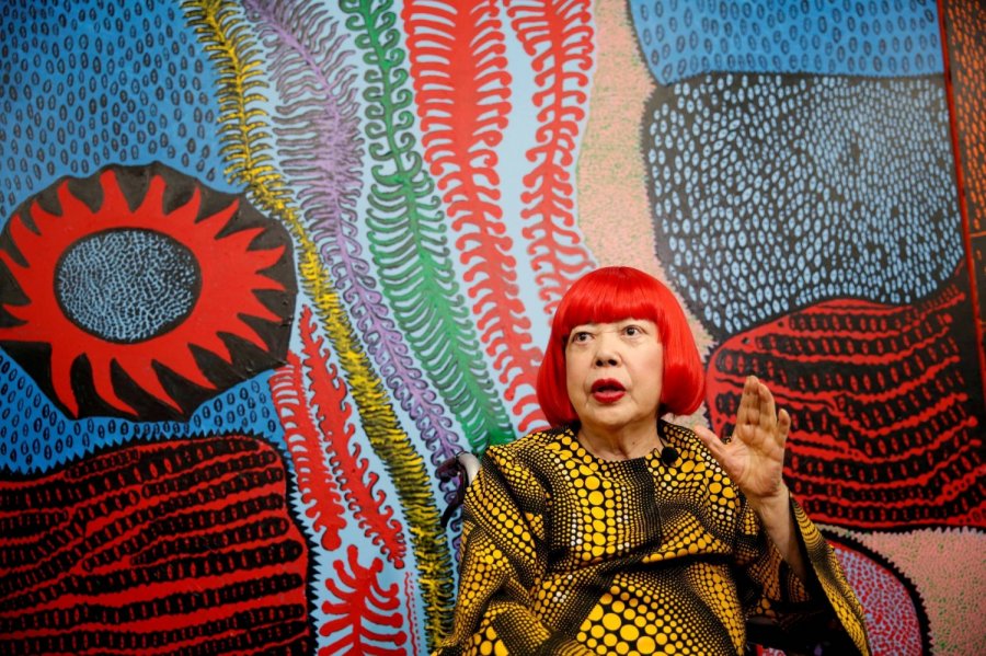 yayoi-kusama-artistja-japoneze-e-pikave-qe-krijoi-bote-te-pafundme-vdes-ne-moshen-97-vjecare
