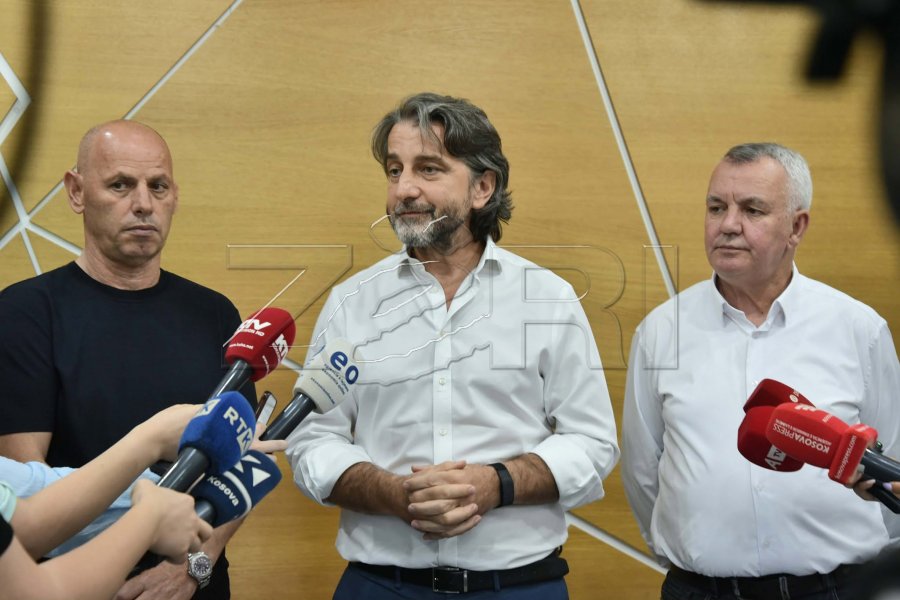 Munguan tre kryetarë të LVV-së, Rama paralajmëron takimin e radhës me krerët e komunave për çështjen e bërllokut