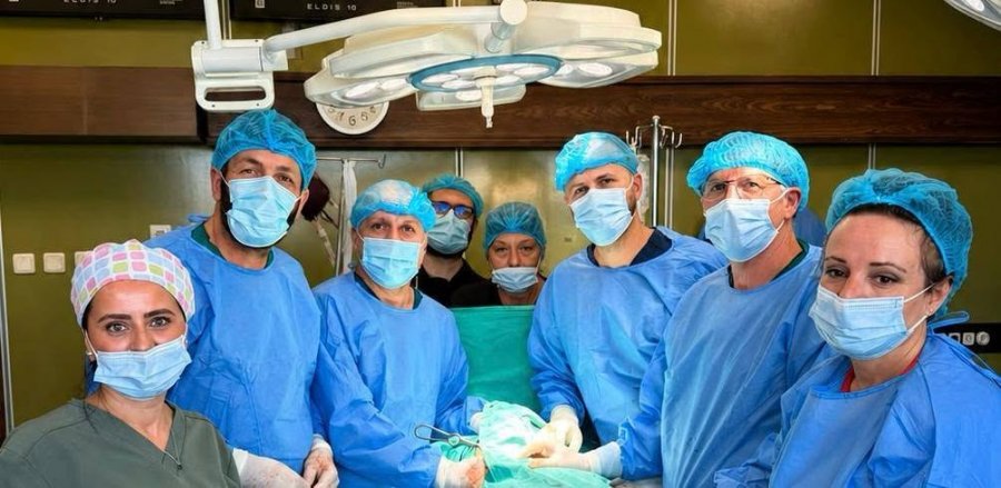 Intervenim kompleks në QKUK, 21-vjeçares i hiqet një pjesë e mëlçisë për shkak të tumorit