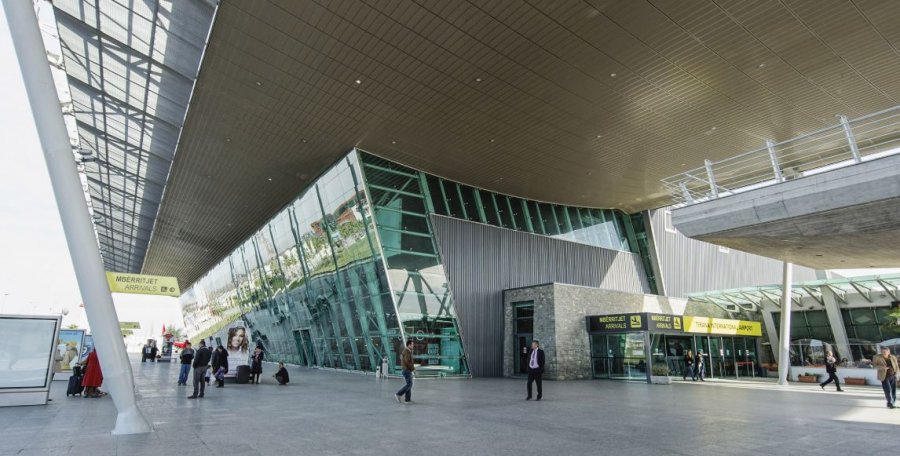 Ndërpriten fluturimet për rreth 60 minuta në Shqipëri