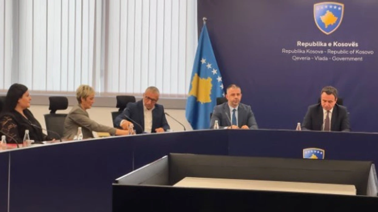 Kurti në Prishtinë takon udhëheqësit e Luginës dhe Sanxhakut, akuzon Vuçiqin për diskriminim të shqiptarëve