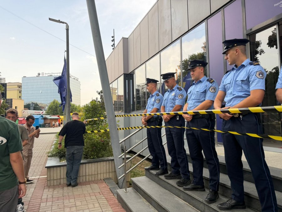Rinia e PDK-së rrethon Qeverinë me shirit: Albin Kurti po e rrezikon demokracinë dhe shtetin
