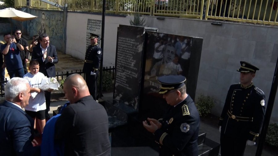 Zbulohet lapidari përkujtimor në vendin ku u vra Heroi i Policisë, Triumf Riza