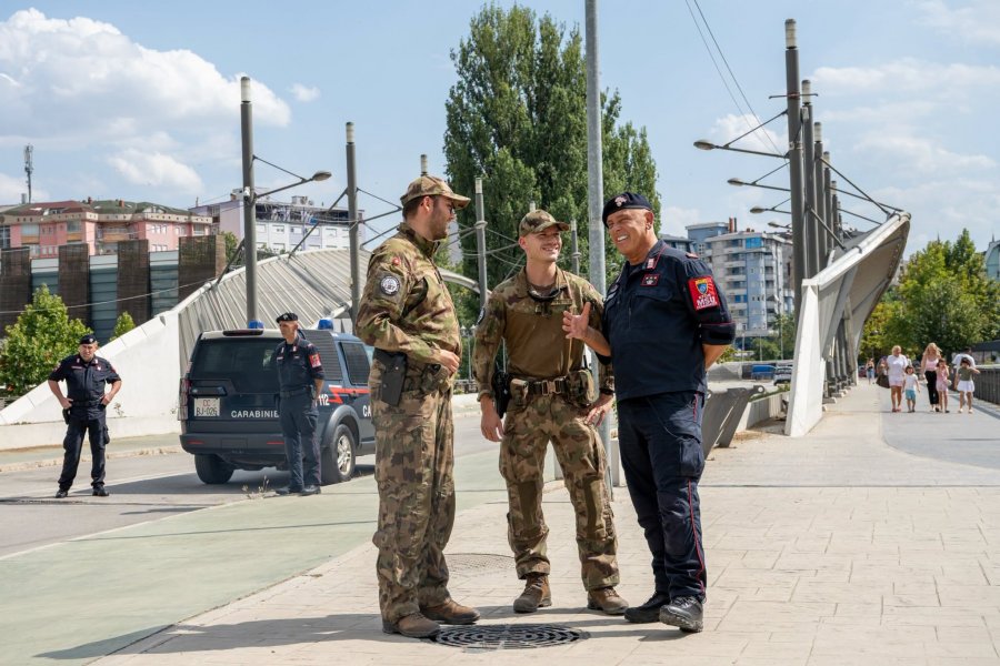 Komanda e NATO-s në Napoli njofton për vizitat e ushtarakëve të KFOR-it te Ura e Ibrit, përmendet përshtatja e pranisë