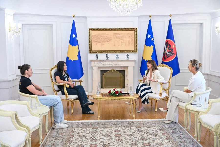 Haxhiu dekoron me  Medaljen Presidenciale të Meritave  sportisten Donjeta Sadiku