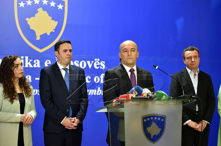 Takimi i Kurtit me Abdixhikun dhe përfaqësuesit e komuniteteve  sa vota janë për president 