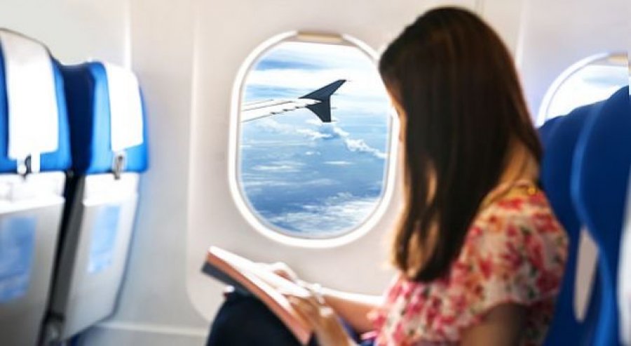 Pesë mënyra të lehta për t u shmangur nga sëmundjet gjatë udhëtimeve të gjata me aeroplan