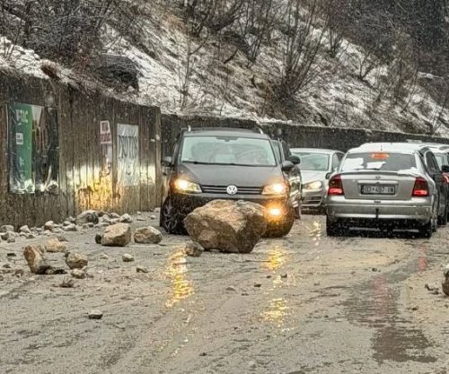 Prindërit me dy fëmijë të lënduar nga guri i madh që ra mbi veturë në Pejë-Kuqishtë