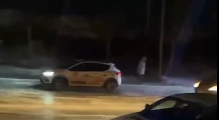Reshjet e borës krijojnë vështirësi në qarkullimin e automjeteve në “Kodrën e Trimave” [video]