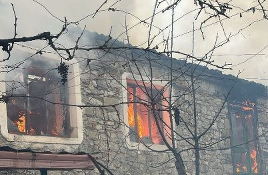 Digjet një shtëpi në Maliq  fqinjët shpëtojnë familjen