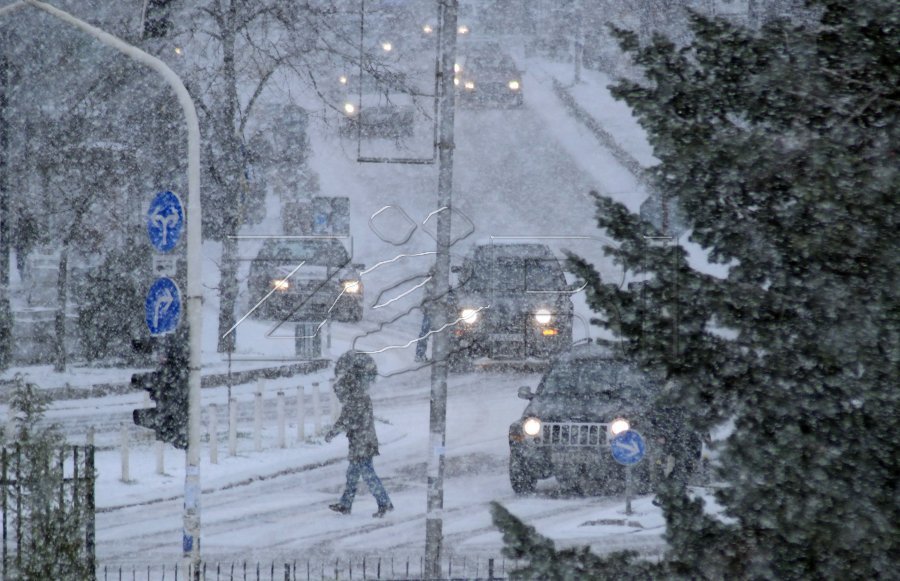 Situatë e rëndë në trafik nga bora e akulli, policia apelon për kujdes të shtuar