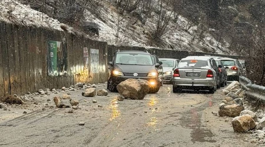 Prindërit me dy fëmijë të lënduar nga guri i madh që ra mbi veturë në Pejë Kuqishtë