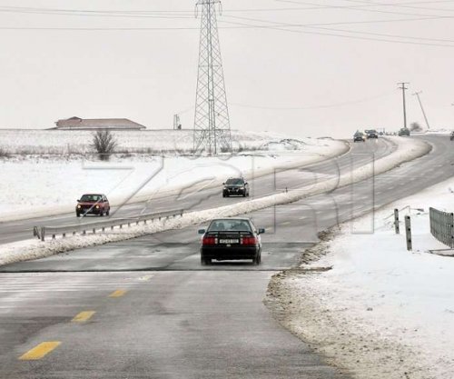 Rrugët drejt pikave kufitare të kalueshme, por me borë e akull në disa zona