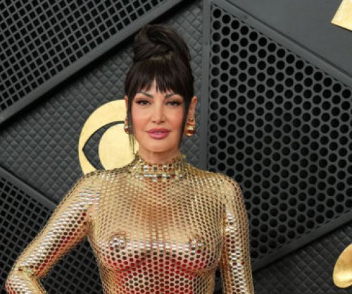 Bleona tërheq vëmendjen në tapetin e kuq të Grammy Awards me një fustan ari