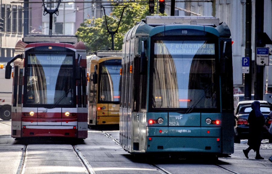 Paralizohet Gjermania  dhjetëra mijëra punonjës të transportit publik hyjnë në grevë