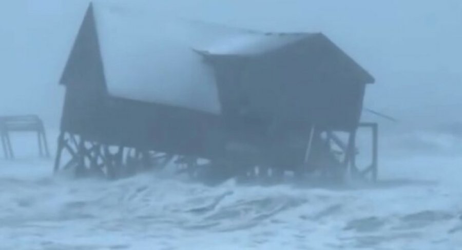 Stuhia e fuqishme në Karolinën e Veriut, momenti kur një tjetër shtëpi shembet dhe përfundon në ujërat e Oqeanit Atlantik