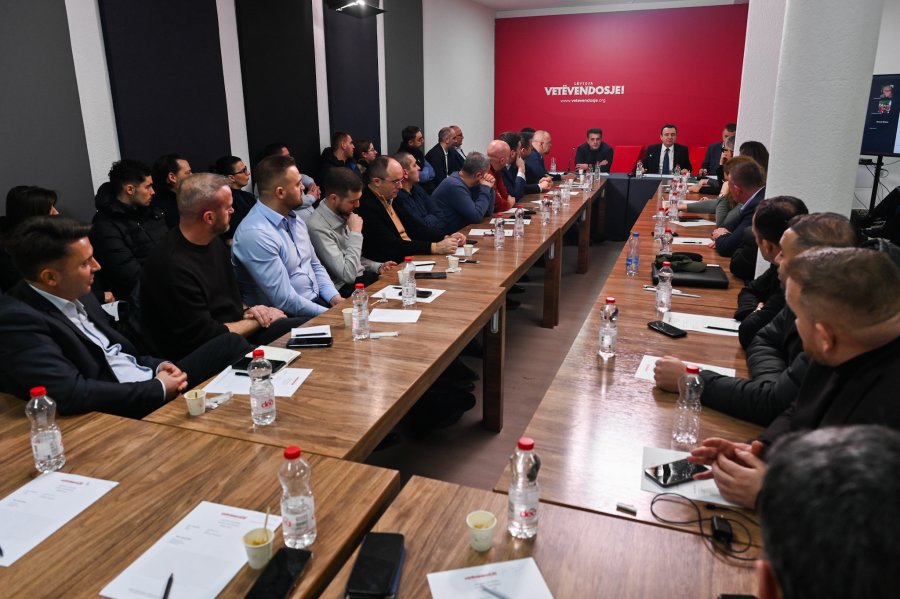 Kurti mbledh drejtuesit e qendrave të LVV së  diskutohet për situatën aktuale politike në vend