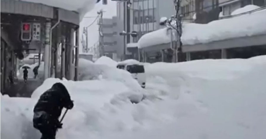 Reshjet e borës shkaktojnë kaos dhe bllokime rrugësh, të paktën 30 viktima në Japoni