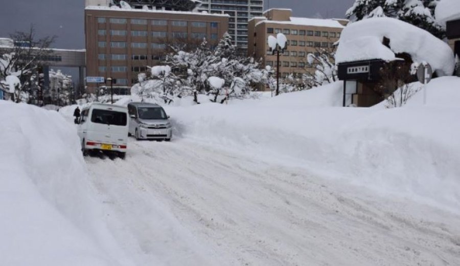 Reshje rekord bore në Japoni   Autoritetet ndihmojnë qytetarët dhe paralajmërojnë për rreziqet në zona të prekura