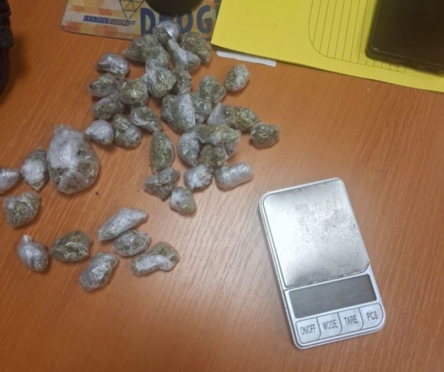 Policia arreston tre persona në Mitrovicë, iu gjetën 47 qese me drogë