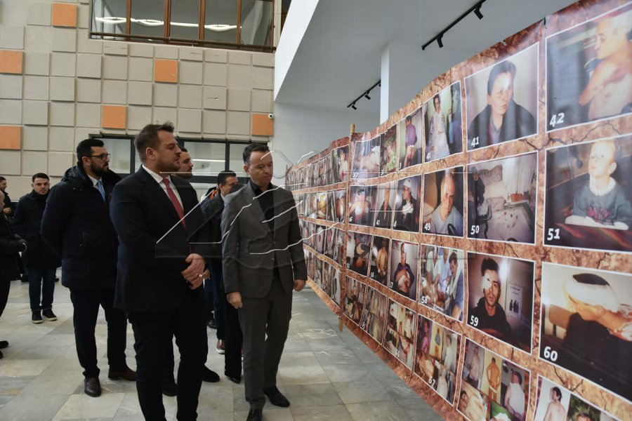 Hapet ekspozita me fotografi që dokumentojnë krimet e kryera ndaj shqiptarëve në veri