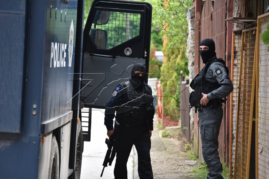 Bastisje në Leposaviq - gjenden armë, pjesë të uniformave dhe shtatë flamuj të Serbisë