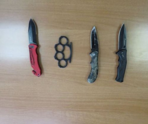 Policia sekuestron thika e boks të hekurt në shkollat e Vushtrrisë