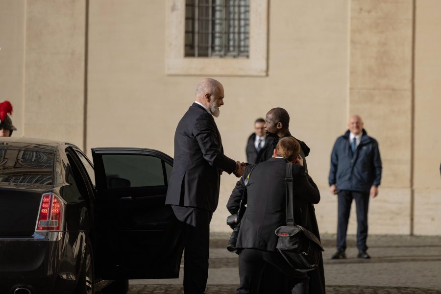 Rama pritet në Pallatin Apostolik të Vatikanit