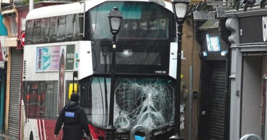 Një i vdekur dhe tre të lënduar pasi një autobus u përplas me këmbësorët në Dublin