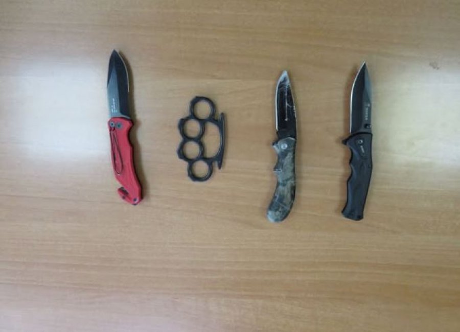 Policia sekuestron thika e boks të hekurt në shkollat e Vushtrrisë