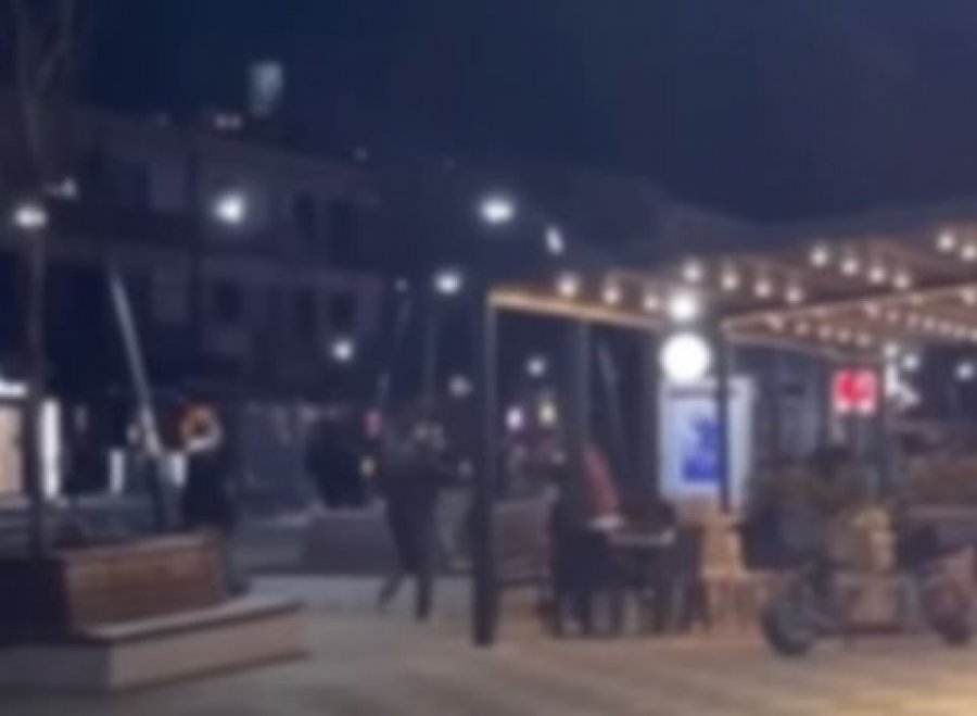 Dalin pamjet e përleshjes mes të rinjve në Lipjan  dy të miturit me lëndime të rënda  video 
