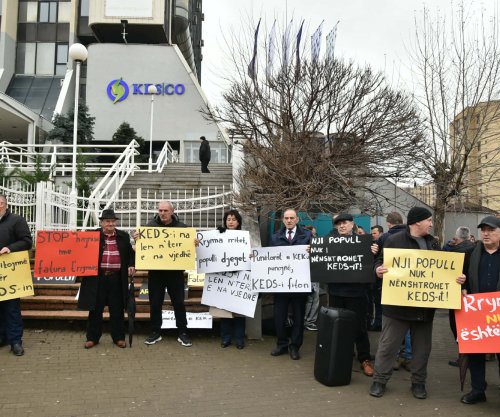 Shumë zhurmë në rrjetet sociale, por pak protestues para KEDS-it kundër rritjes së çmimit të rrymës [foto]