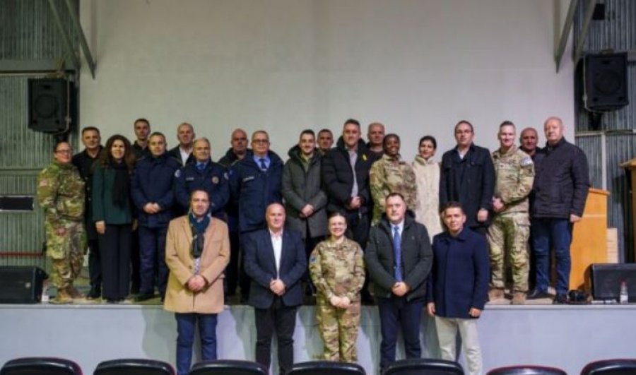 Shefat e Policisë priten në Bondsteel  KFOR jep detaje  Diskutimi u përqendrua në rëndësinë e sigurisë operacionale