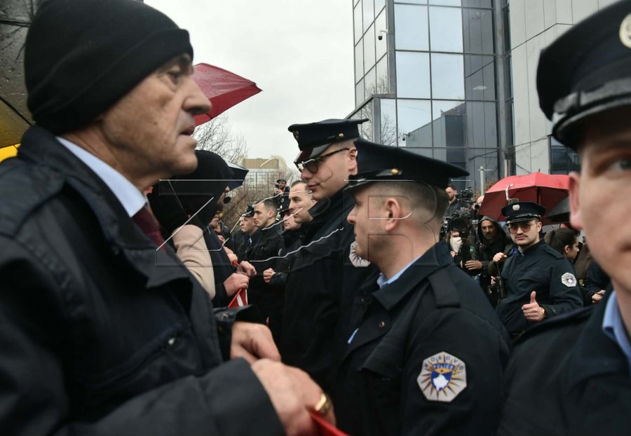 Protestohet edhe para Qeverisë kundër shtrenjtimit të rrymës  foto 