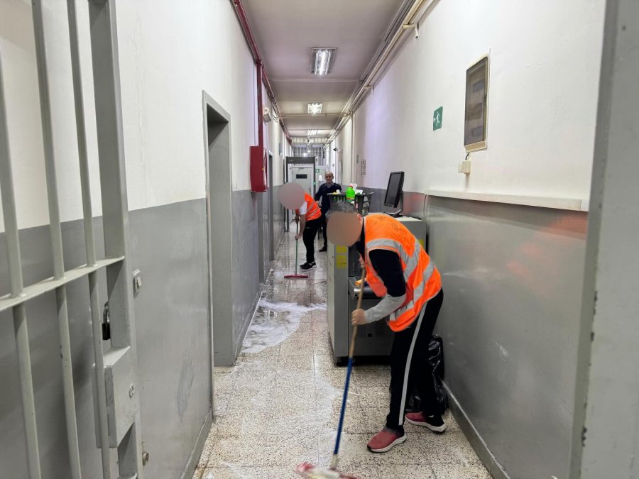 Të burgosurit në Pejë angazhohen për të pastruar qendrën e paraburgimit