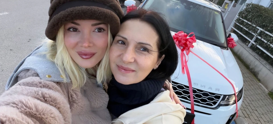 Era Istrefi i bën dhuratë një veturë luksoze të tipit  Range Rover  nënës së saj  Suzanës