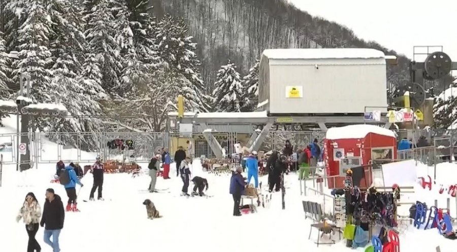 Turistët e huaj mahniten nga natyra, por ankohen për infrastrukturën e Brezovicës