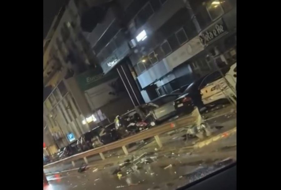 Aksidenti i rëndë në Prishtinë, polica: Shoferi humbi drejtimin, u përplas me 8 vetura të parkuara